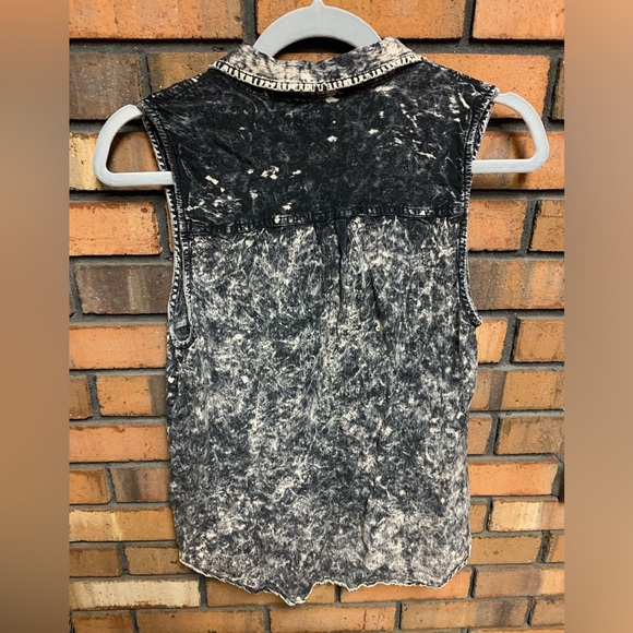 Nollie Sleeveless Button Down Shirt - Picture 2 of 4